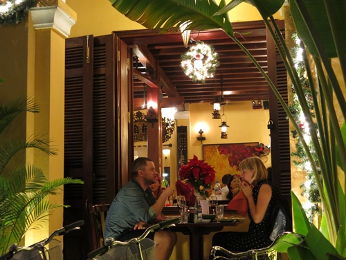 các[-]em[-]nhỏ[-]được[-]bố[-]mẹ[-]mua[-]quà[-]tặng[-]và[-]ghi[-]hình[-]lưu[-]niệm[-]trong[-]đêm[-]Noel